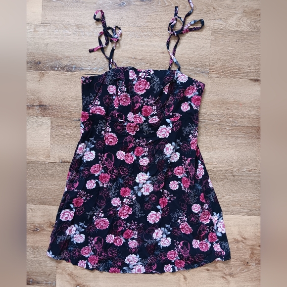 Hot Topic Dresses & Skirts - Hot Topic Floral & Skulls Mini Dress Size Medium
